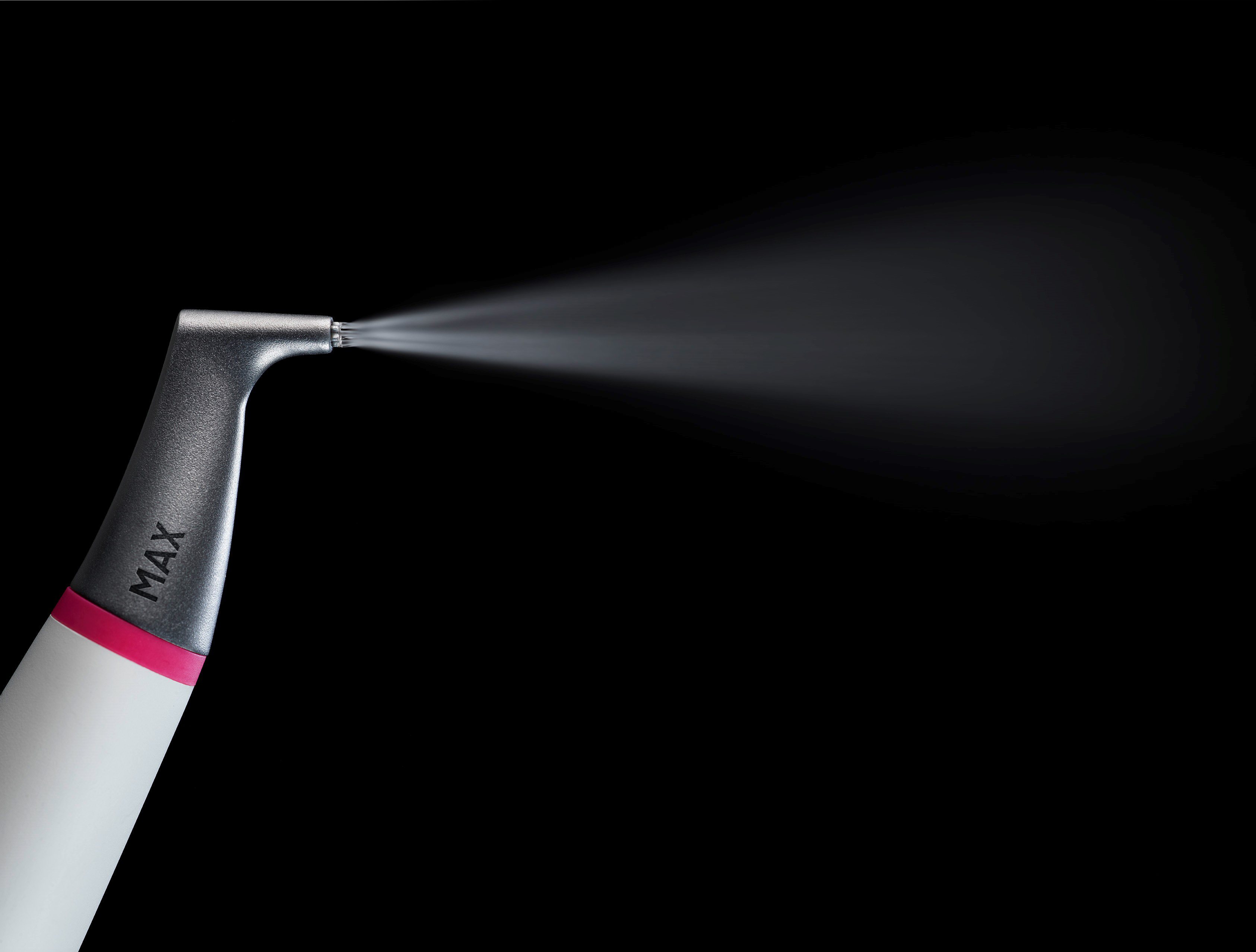 Manipolo AIRFLOW MAX che eroga il getto di aria, acqua e polvere